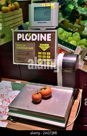 Obst und Gemüse elektronische Waagen im Supermarkt mit zwei Tomaten und Preis Berechnung Label Printer, Kroatien Stockfoto