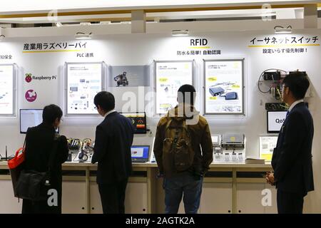 Tokio, Japan. 21 Dez, 2019. Besucher sammeln während der International Robot Exhibition 2019 (iREX2019) in Tokyo Big Sight. Die Roboter IREX ist die größte Messe der Welt und zeigt neue Roboter und High-Tech-Ausrüstung von 637 Unternehmen und Organisationen. Die Ausstellung läuft vom 18. Dezember bis 21. Credit: Rodrigo Reyes Marin/ZUMA Draht/Alamy Live News Credit: ZUMA Press, Inc./Alamy leben Nachrichten Stockfoto