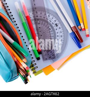 Verschiedene Schulmaterial wie Notebooks und Federmäppchen gegen einen weißen Hintergrund isoliert Stockfoto