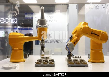 Tokio, Japan. 21 Dez, 2019. Einarmige Roboter führen Sie während der International Robot Exhibition 2019 (iREX2019) in Tokyo Big Sight. Die Roboter IREX ist die größte Messe der Welt und zeigt neue Roboter und High-Tech-Ausrüstung von 637 Unternehmen und Organisationen. Die Ausstellung läuft vom 18. Dezember bis 21. Credit: Rodrigo Reyes Marin/ZUMA Draht/Alamy Live News Credit: ZUMA Press, Inc./Alamy leben Nachrichten Stockfoto