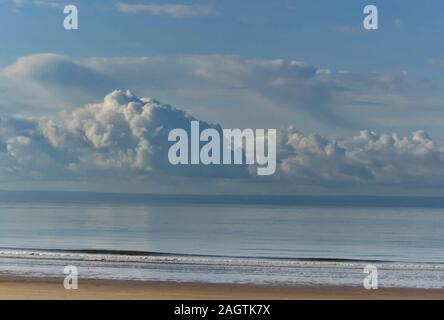 Niedrige Wolken an der walisischen Küste Stockfoto