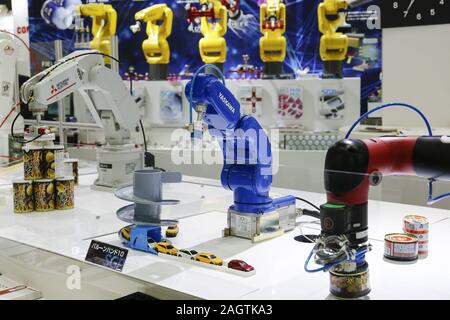 Tokio, Japan. 21 Dez, 2019. Einarmige Roboter auf dem Display während der International Robot Exhibition 2019 (iREX2019) in Tokyo Big Sight. Die Roboter IREX ist die größte Messe der Welt und zeigt neue Roboter und High-Tech-Ausrüstung von 637 Unternehmen und Organisationen. Die Ausstellung läuft vom 18. Dezember bis 21. Credit: Rodrigo Reyes Marin/ZUMA Draht/Alamy Live News Credit: ZUMA Press, Inc./Alamy leben Nachrichten Stockfoto