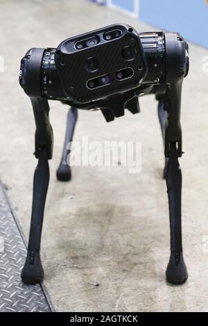 Tokio, Japan. 21 Dez, 2019. Ein roboter Hund AlienGo führt während der International Robot Exhibition 2019 (iREX2019) in Tokyo Big Sight. Die Roboter IREX ist die größte Messe der Welt und zeigt neue Roboter und High-Tech-Ausrüstung von 637 Unternehmen und Organisationen. Die Ausstellung läuft vom 18. Dezember bis 21. Credit: Rodrigo Reyes Marin/ZUMA Draht/Alamy Live News Credit: ZUMA Press, Inc./Alamy leben Nachrichten Stockfoto