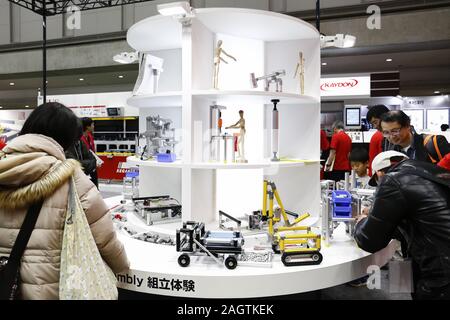 Tokio, Japan. 21 Dez, 2019. Besucher sammeln während der International Robot Exhibition 2019 (iREX2019) in Tokyo Big Sight. Die Roboter IREX ist die größte Messe der Welt und zeigt neue Roboter und High-Tech-Ausrüstung von 637 Unternehmen und Organisationen. Die Ausstellung läuft vom 18. Dezember bis 21. Credit: Rodrigo Reyes Marin/ZUMA Draht/Alamy Live News Credit: ZUMA Press, Inc./Alamy leben Nachrichten Stockfoto