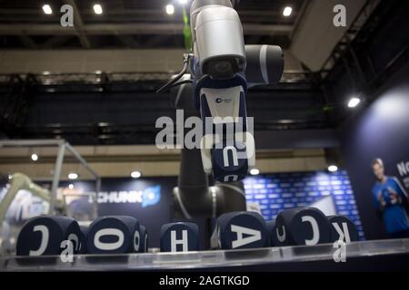 Tokio, Japan. 21 Dez, 2019. Eine einzelne-Roboter führt während der International Robot Exhibition 2019 (iREX2019) in Tokyo Big Sight. Die Roboter IREX ist die größte Messe der Welt und zeigt neue Roboter und High-Tech-Ausrüstung von 637 Unternehmen und Organisationen. Die Ausstellung läuft vom 18. Dezember bis 21. Credit: Rodrigo Reyes Marin/ZUMA Draht/Alamy Live News Credit: ZUMA Press, Inc./Alamy leben Nachrichten Stockfoto