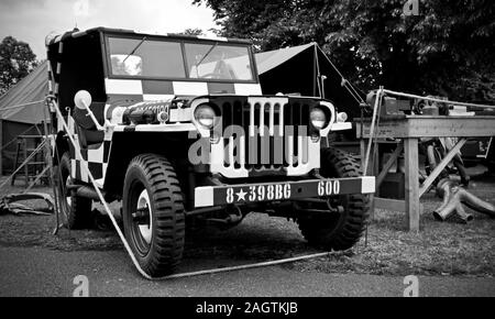 1940er Willys Jeep mit schwarz-weißem Schachbrettmuster Farbschema an der Flying Legends Airshow in Duxford am 14. Juli 2019 Stockfoto