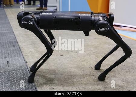 Tokio, Japan. 21 Dez, 2019. Ein roboter Hund AlienGo führt während der International Robot Exhibition 2019 (iREX2019) in Tokyo Big Sight. Die Roboter IREX ist die größte Messe der Welt und zeigt neue Roboter und High-Tech-Ausrüstung von 637 Unternehmen und Organisationen. Die Ausstellung läuft vom 18. Dezember bis 21. Credit: Rodrigo Reyes Marin/ZUMA Draht/Alamy Live News Credit: ZUMA Press, Inc./Alamy leben Nachrichten Stockfoto