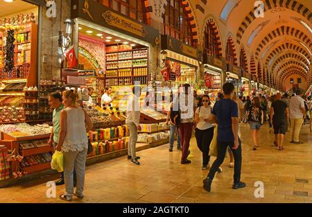 Istanbul, Türkei - 6. September 2019. Touristen vorbei Geschäfte mit Souvenirs, Türkischer Honig, Gewürze, Tee und getrocknete Früchte in der historischen Ägypten Stockfoto