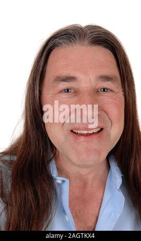 Ein schöner indigenen Menschen lächelnd in einem Portrait schießen mit seiner lange Brünette Haare, auf weißem Hintergrund Stockfoto