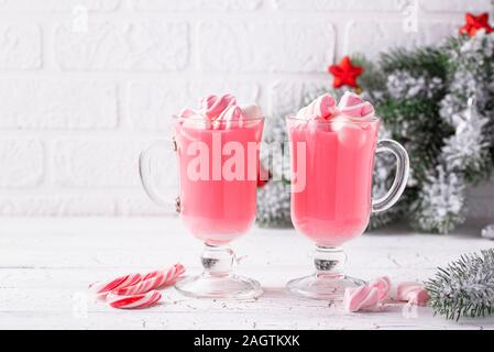 Ruby heiße Schokolade oder rosa Kakao Stockfoto