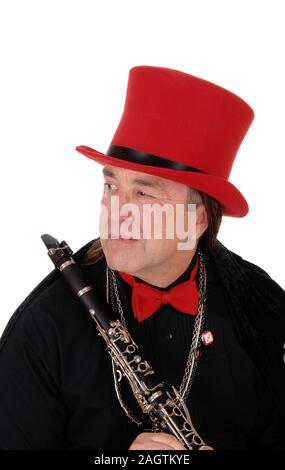 Ein mittleres Alter indigener seiner Klarinette Holding in einem schwarzen Outfit und Red Hat und Bow Tie weg suchen, auf weißem Hintergrund Stockfoto