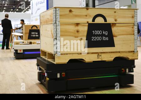 Tokio, Japan. 21 Dez, 2019. Mobile Industrieroboter MiR durchführen, während der International Robot Exhibition 2019 (iREX2019) in Tokyo Big Sight. Die Roboter IREX ist die größte Messe der Welt und zeigt neue Roboter und High-Tech-Ausrüstung von 637 Unternehmen und Organisationen. Die Ausstellung läuft vom 18. Dezember bis 21. Credit: Rodrigo Reyes Marin/ZUMA Draht/Alamy Live News Credit: ZUMA Press, Inc./Alamy leben Nachrichten Stockfoto
