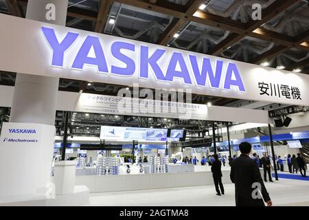 Tokio, Japan. 21 Dez, 2019. Besucher sammeln während der International Robot Exhibition 2019 (iREX2019) in Tokyo Big Sight. Die Roboter IREX ist die größte Messe der Welt und zeigt neue Roboter und High-Tech-Ausrüstung von 637 Unternehmen und Organisationen. Die Ausstellung läuft vom 18. Dezember bis 21. Credit: Rodrigo Reyes Marin/ZUMA Draht/Alamy Live News Credit: ZUMA Press, Inc./Alamy leben Nachrichten Stockfoto