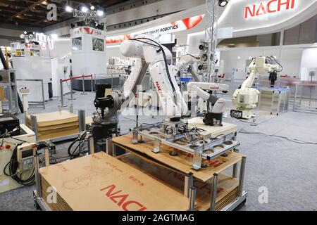 Tokio, Japan. 21 Dez, 2019. Industrieroboter durchführen während der International Robot Exhibition 2019 (iREX2019) in Tokyo Big Sight. Die Roboter IREX ist die größte Messe der Welt und zeigt neue Roboter und High-Tech-Ausrüstung von 637 Unternehmen und Organisationen. Die Ausstellung läuft vom 18. Dezember bis 21. Credit: Rodrigo Reyes Marin/ZUMA Draht/Alamy Live News Credit: ZUMA Press, Inc./Alamy leben Nachrichten Stockfoto