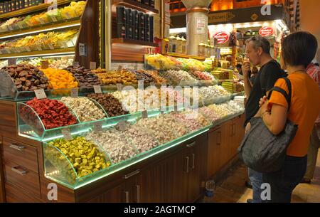 Istanbul, Türkei - 19. September 2019. Touristen shop für Turkish Delight im historischen Ägyptischen Gewürzbasar in Eminönü und Fatih, Istanbul, weiß auch Stockfoto