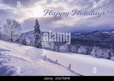 Saisonale Grußkarten mit schönen Winterlandschaft. Karpaten sind durch Mischwälder und schweren frischen Schnee bedeckt. Sonne durchscheinen Stockfoto