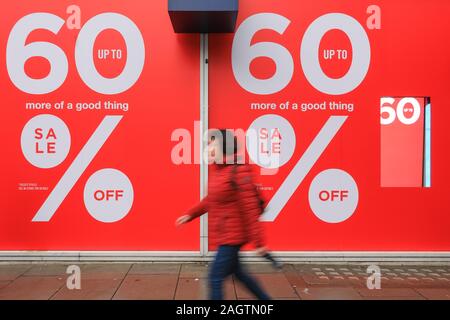 Central London, London, 21. Dezember 2019. Shopper in Oxford Street, Regent Street und Bond Street rush ihre in der letzten Minute Einkäufe rechtzeitig zu Weihnachten zu machen, während Geschäfte haben bereits schwere Abzinsung auf vielen Waren gestartet. Stockfoto