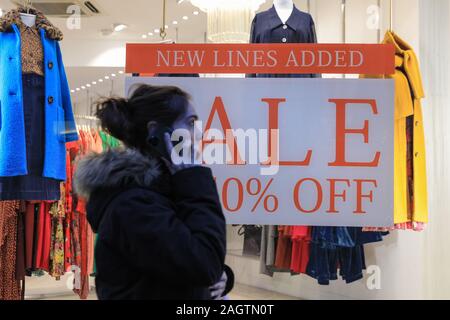 Central London, London, 21. Dezember 2019. Shopper in Oxford Street, Regent Street und Bond Street rush ihre in der letzten Minute Einkäufe rechtzeitig zu Weihnachten zu machen, während Geschäfte haben bereits schwere Abzinsung auf vielen Waren gestartet. Stockfoto