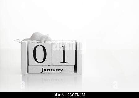 1. Januar. Bild von Holz- Kalender auf weißem Hintergrund. Der leere Raum für Text. Frohes neues Jahr. Stockfoto