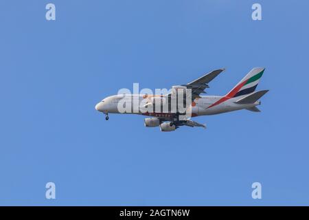 Emirates Airline maßgeschneiderten Expo 2020 Dubai orange 'Opportunity' Aufkleber an einem Airbus A380 Flugzeuge, strahlend blauer Himmel, Großbritannien Stockfoto