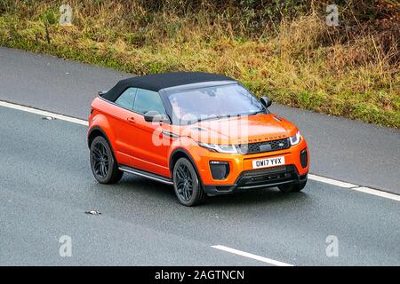 2017 Orange Land Rover Range Rover Evoque Cabrio HSE Dynamic Lux ; UK Fahrzeug Verkehr, Transport, moderne Fahrzeuge, moderne Sportwagen, Fahrzeuge, Fahrzeug, uk Straßen, Motoren, Autofahren nach Süden auf der dreispurigen Autobahn M61 Stockfoto