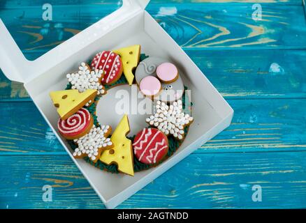 Schöne und leckere Lebkuchen mit Stücken von Käse, Maus, Kugeln für den Weihnachtsbaum. Neue Jahre 2020 Stockfoto