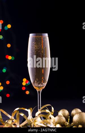 Zwei Gläser Champagner vor dem Hintergrund der gold glänzend Texturierte Gewebe. Feiertage Stockfoto