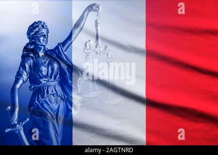 Die Flagge von Frankreich mit einer Statue des Gerichtshofs Stockfoto