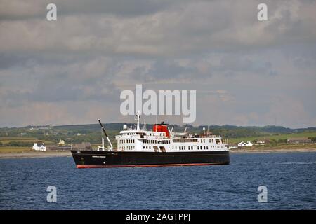 HEBRIDEAN PRINCESS IN PORT ST MARY BAY, Insel Ankunft DES MENSCHEN Stockfoto