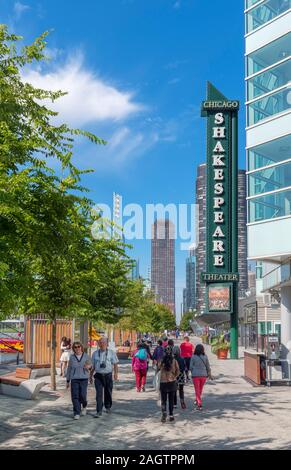 Touristen außerhalb des Chicago Shakespeare Theater, Navy Pier, Chicago, Illinois, USA. Stockfoto