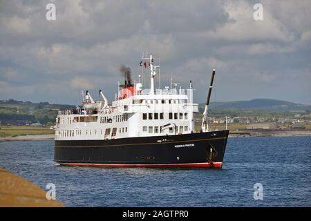 HEBRIDEAN PRINCESS IN PORT ST MARY BAY, Insel Ankunft DES MENSCHEN Stockfoto