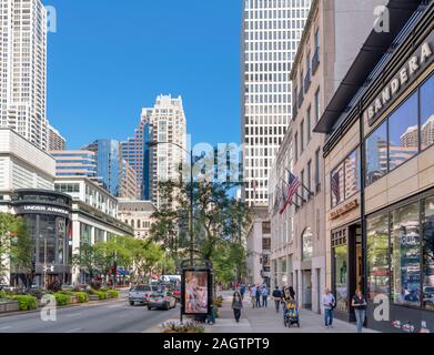 Blick hinunter die Magnificent Mile, N Michigan Avenue, Chicago, Illinois, USA Stockfoto