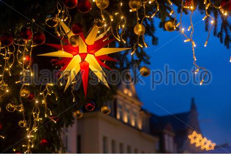 Ein Schuß der Lichter auf dem Weihnachtsmarkt in Coburg, Deutschland. Die Temperaturen stiegen in Coburg vor kurzem. Die Weihnachten ist auch Prognose milde zu sein. Stockfoto