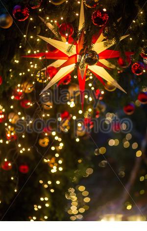 Ein Schuß der Lichter auf dem Weihnachtsmarkt in Coburg, Deutschland. Die Temperaturen stiegen in Coburg vor kurzem. Die Weihnachten ist auch Prognose milde zu sein. Stockfoto