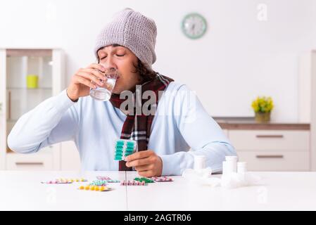 Junger Mann Leiden von der Grippe zu Hause Stockfoto