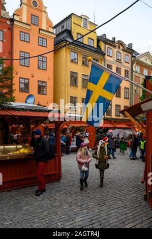 Schweden, Stockholm, 18. Dezember 2019: weihnachtliche Atmosphäre der Stadt. Schule Kinder und Stadt Gäste in der Weihnachtsmarkt in der Altstadt von Stockholm. Stockfoto