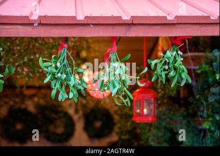 Die Mistel Zweig mit Blättern und Beeren in der Weihnachtsmarkt in der Altstadt von Stockholm. Verkauf der traditionelle weihnachtliche Süßwaren, Schmuck und Souvenirs. Stockfoto