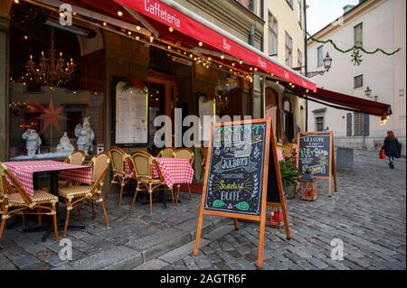 Schweden, Stockholm, 18. Dezember 2019: weihnachtliche Atmosphäre der Stadt. Restaurants laden Einheimische und Gäste der Stadt für die traditionelle Mahlzeit entlang der shopp Stockfoto