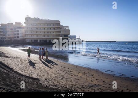 EL Medano, Spanien - 9. JULI 2019: älterer Frauen zu Fuß auf Playa El Medano Strand während sunrisee am 9. Juli 2019 in El Medano, Spanien. Stockfoto