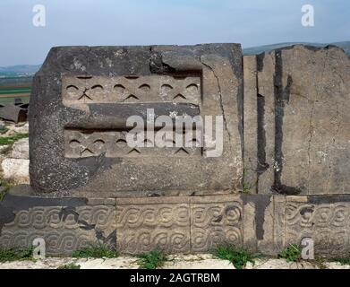 Syrien, Ain Dara. Eisenzeit. Syro-Hittite Tempel, C. 1300 v. Chr.-740 v. Chr.. Basaltische Steinsockel. Geometrische Dekoration. Detail. Foto vor dem syrischen Bürgerkrieg. Der Tempel wurde deutlich, von der türkischen Luftwaffe im Jahr 2018 beschädigt. Stockfoto