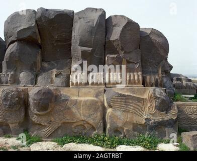 Syrien, Ain Dara. Eisenzeit. Syro-Hittite Tempel, C. 1300 v. Chr.-740 v. Chr.. Basaltische Steinsockel mit der Sphinx. Foto vor dem syrischen Bürgerkrieg. Der Tempel wurde deutlich, von der türkischen Luftwaffe im Jahr 2018 beschädigt. Stockfoto