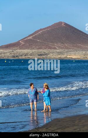 EL Medano, Spanien - 9. JULI 2019: älterer Frauen zu Fuß auf Playa El Medano Strand während sunrisee am 9. Juli 2019 in El Medano, Spanien. Stockfoto