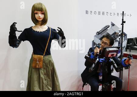 Tokio, Japan. 21 Dez, 2019. Ein Mann steuert eine lebensgroße humanoide Roboter während der International Robot Exhibition 2019 (iREX2019) in Tokyo Big Sight. Die Roboter IREX ist die größte Messe der Welt und zeigt neue Roboter und High-Tech-Ausrüstung von 637 Unternehmen und Organisationen. Die Ausstellung läuft vom 18. Dezember bis 21. Credit: Rodrigo Reyes Marin/ZUMA Draht/Alamy leben Nachrichten Stockfoto