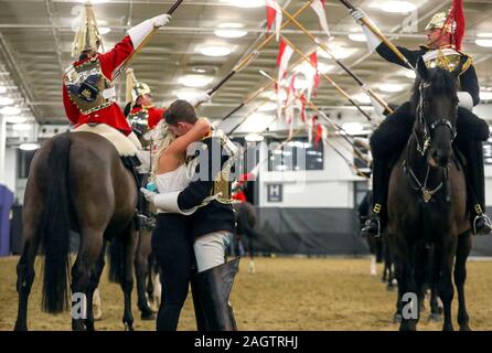 Household Cavalry Trooper Jonathan Adams aus Ipswich, schlägt seine Freundin Megan Baldry auch von Ipswich, bei Tag sechs der London International Horse Show in London Olympia. Stockfoto