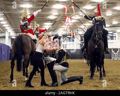 Household Cavalry Trooper Jonathan Adams aus Ipswich, schlägt seine Freundin Megan Baldry auch von Ipswich, bei Tag sechs der London International Horse Show in London Olympia. Stockfoto