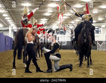 Household Cavalry Trooper Jonathan Adams aus Ipswich, schlägt seine Freundin Megan Baldry auch von Ipswich, bei Tag sechs der London International Horse Show in London Olympia. Stockfoto