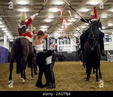 Household Cavalry Trooper Jonathan Adams aus Ipswich, schlägt seine Freundin Megan Baldry auch von Ipswich, bei Tag sechs der London International Horse Show in London Olympia. Stockfoto