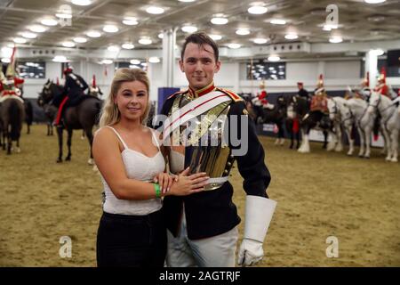 Household Cavalry Trooper Jonathan Adams aus Ipswich, schlägt seine Freundin Megan Baldry auch von Ipswich, bei Tag sechs der London International Horse Show in London Olympia. Stockfoto