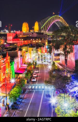 Folouful beleuchteten Fassaden der historischen Gebäude auf der George Street in den Felsen Vorort von Sydney City unter der Sydney Harbour Bridge bei Vivid Sydney lig Stockfoto