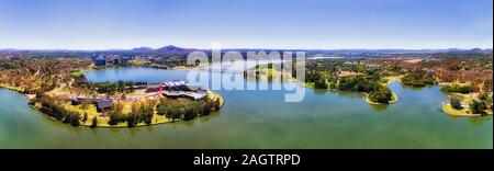 Breite Antenne Panorama von Canberra - Australian Capital Territory, am Ufer des Burley Griffin Sees an einem sonnigen Sommertag mit vielen Parks und gre Stockfoto